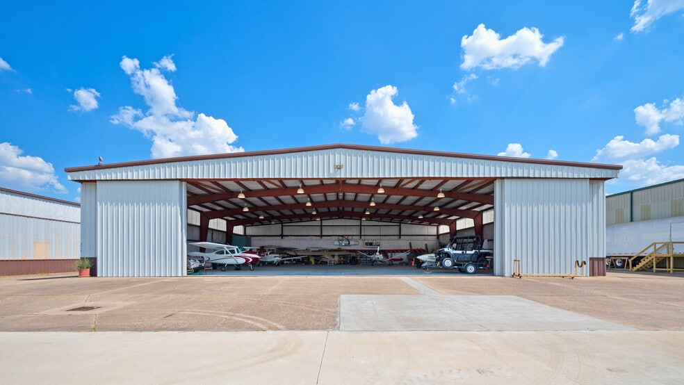 More Photos Of 5519 W Arcola Airport, Rosharon Airplane Hangar For Lease