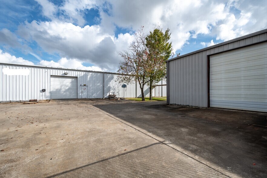 More Photos Of 2061 Magnolia Dr, Pasadena Industrial For Sale