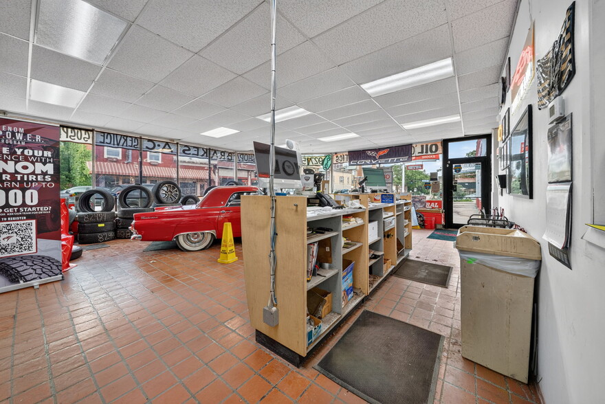 More Photos Of 5009 Xerxes Ave S, Minneapolis Auto Repair For Sale