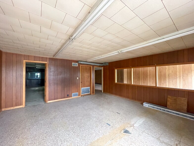 More Photos Of 2303 SE 14th St, Des Moines Warehouse For Lease