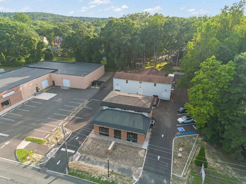 More Photos Of 138 Lakeview Dr, Gibbsboro Light Distribution For Sale