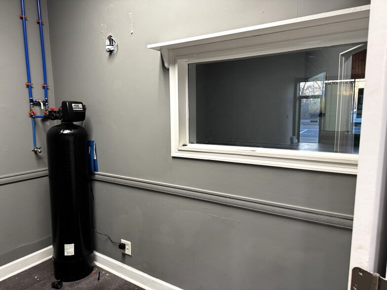 More Photos Of 742-756 N Wellwood Ave, Lindenhurst Storefront Retail Office For Lease