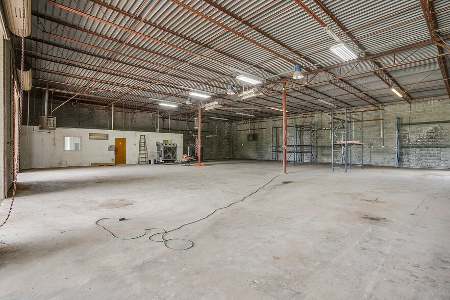 More Photos Of 3808 E 1st St, Fort Worth Light Manufacturing For Lease