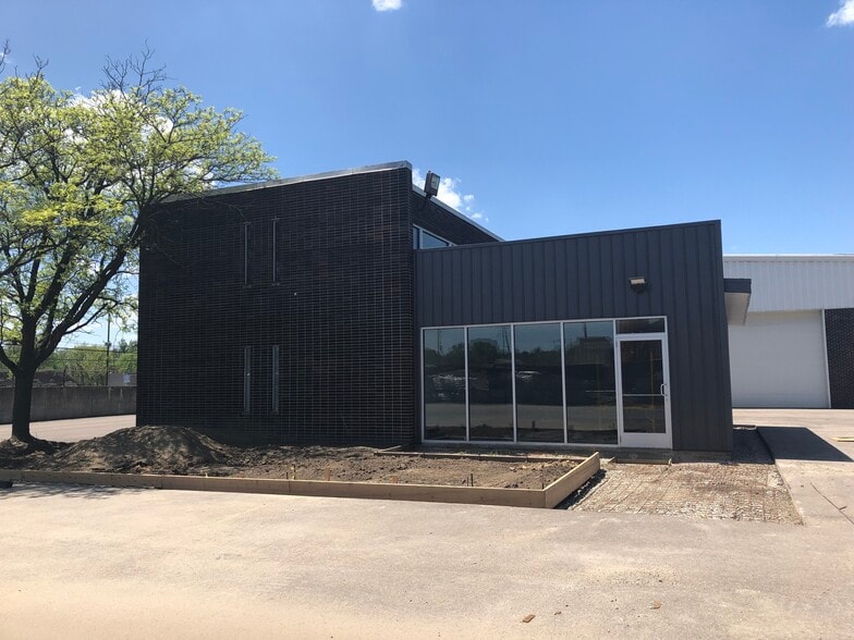 More Photos Of 21375 Telegraph Rd, Southfield Warehouse For Lease