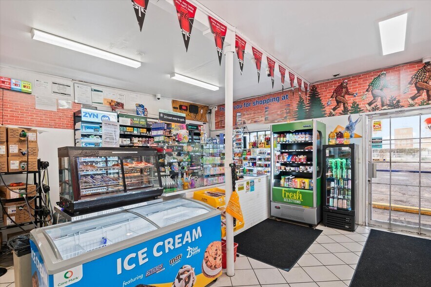 More Photos Of 1279 35th St, Springfield Storefront Retail Residential For Sale