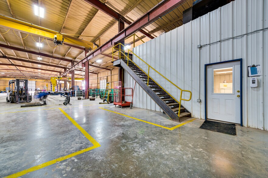 More Photos Of 3707 S County Road 1210, Midland Distribution For Lease