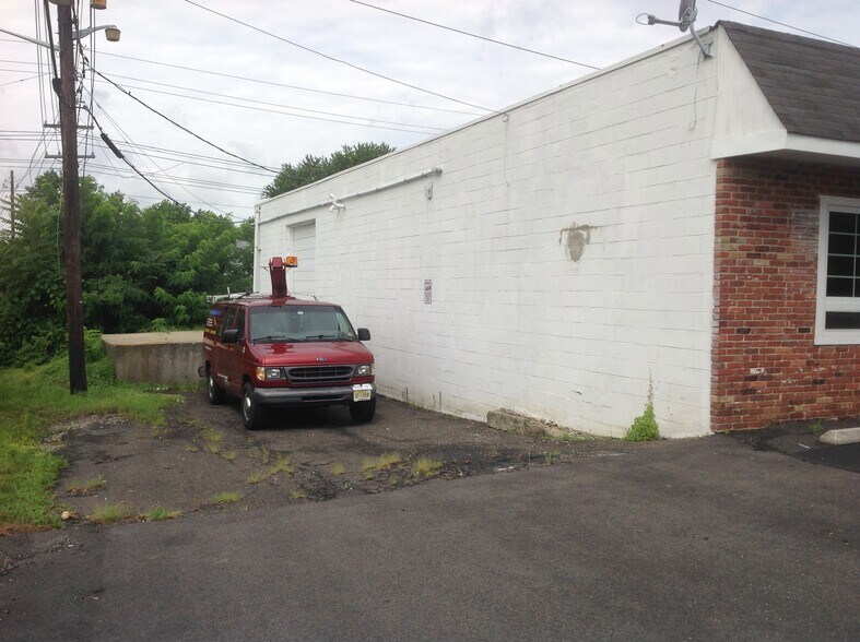 More Photos Of 1010 Rose Ave, Runnemede Flex For Sale