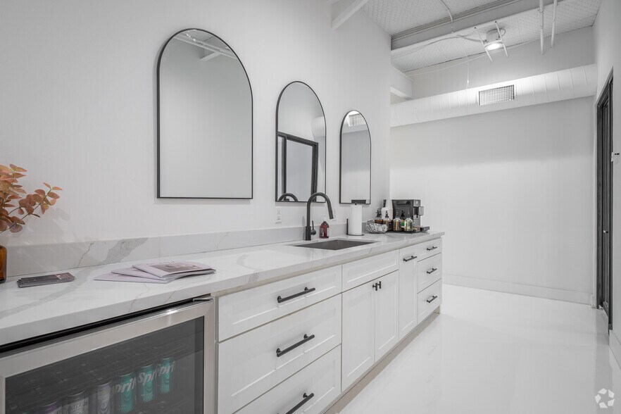 More Photos Of 3330 Audley St, Houston Storefront Retail Office For Sale