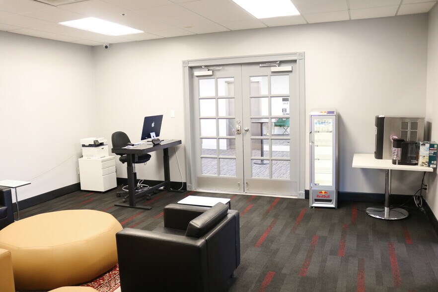 More Photos Of 1903 Central Dr, Bedford Coworking Space