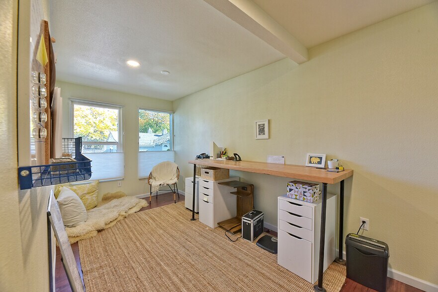 More Photos Of 993 Siskiyou Blvd, Ashland Office For Sale