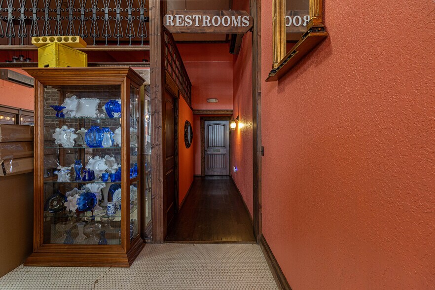 More Photos Of 115 E Commerce St, Mineola Hotel For Sale