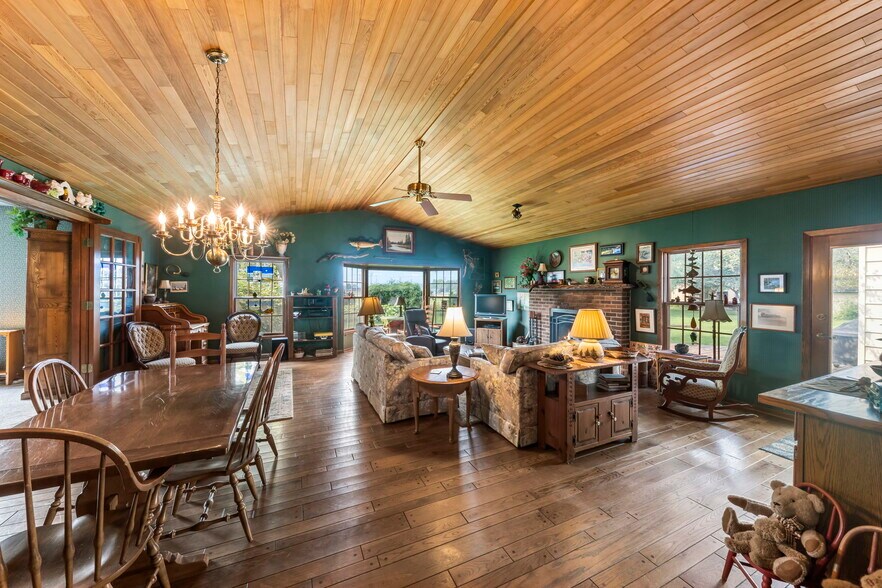 More Photos Of 1126 E State St, Sycamore Storefront Retail Residential For Sale