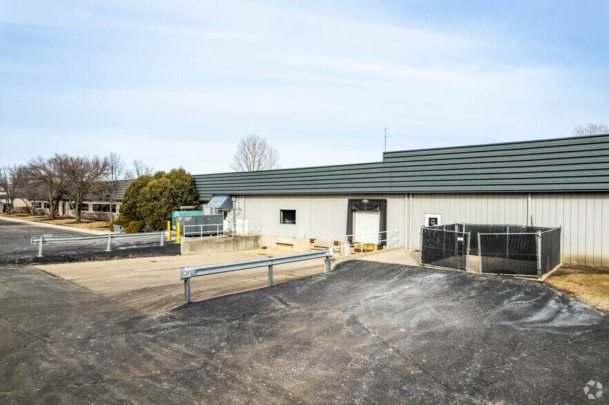 More Photos Of 2537 Daniels St, Madison Office For Lease