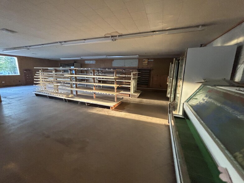 More Photos Of 8097 F-21 Hwy, Hawks Specialty For Sale
