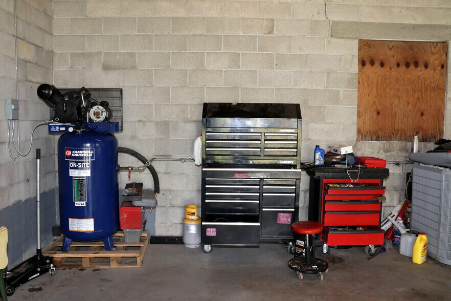 More Photos Of 300 S Division St, Fruitland Auto Repair For Lease