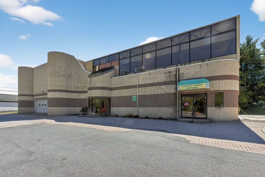 More Photos Of 514 E King Rd, Malvern Storefront Retail Office For Sale