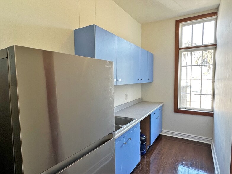 More Photos Of 200 Culver Blvd, Playa Del Rey Storefront Retail Residential For Lease