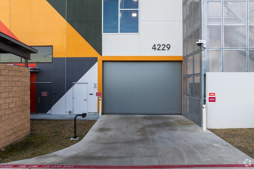 More Photos Of 4229 N FM 620 Hwy, Austin Showroom For Sale