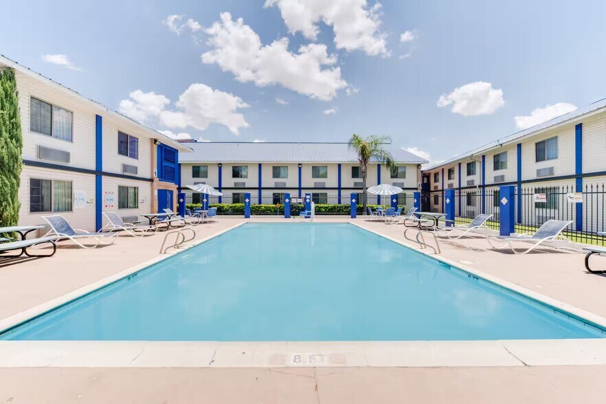 More Photos Of 7060 North San Bernardo, Laredo Hotel For Sale