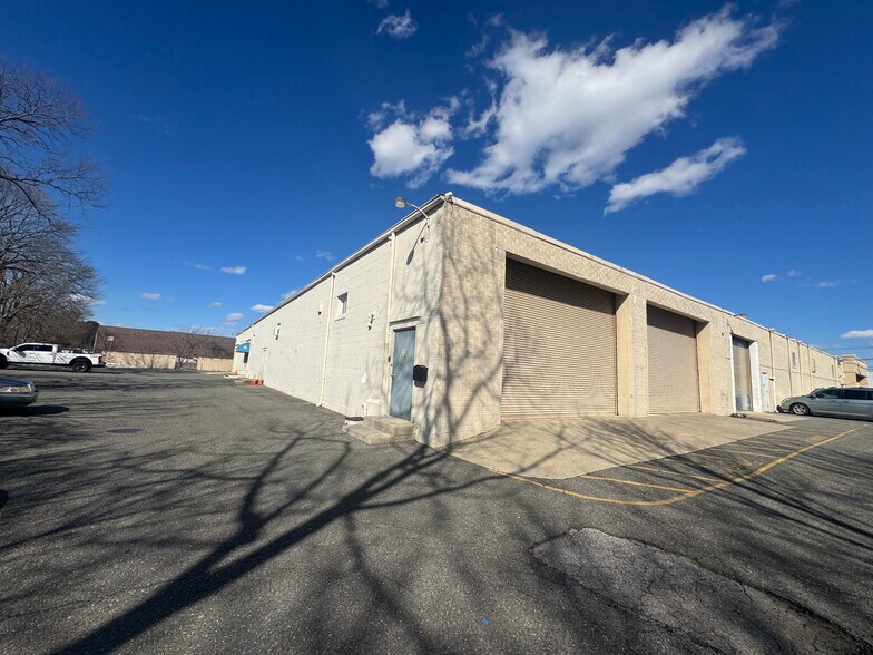 Primary Photo Of 1515 Fifth Industrial Ct, Bay Shore Warehouse For Lease