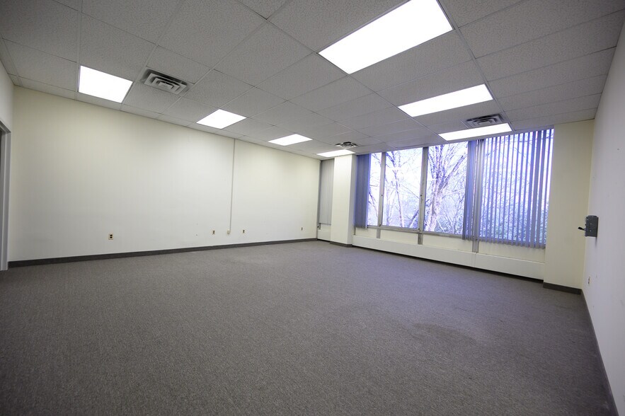 More Photos Of 1099 Wall St W, Lyndhurst Office For Lease