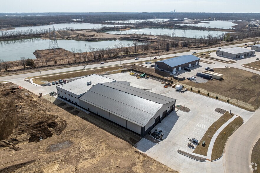 More Photos Of 5930 NW Beaver Dr, Johnston Showroom For Lease