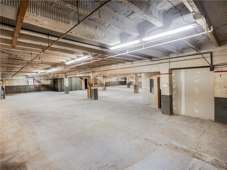 More Photos Of 918 Rickenbach St, Pittsburgh Warehouse For Sale