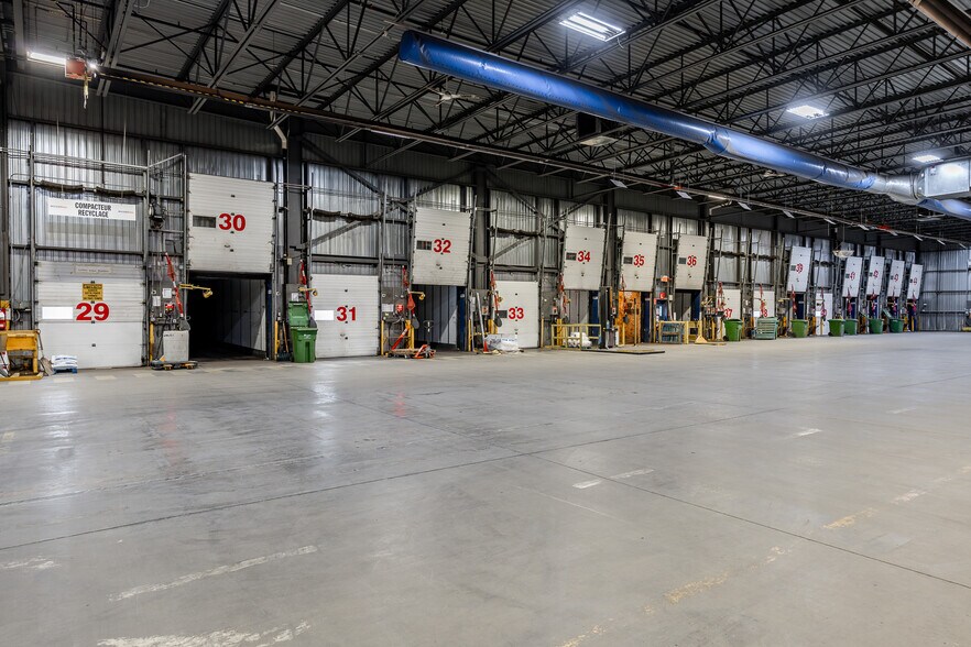 More Photos Of 1900 Rue Dickson, Montréal Distribution For Lease