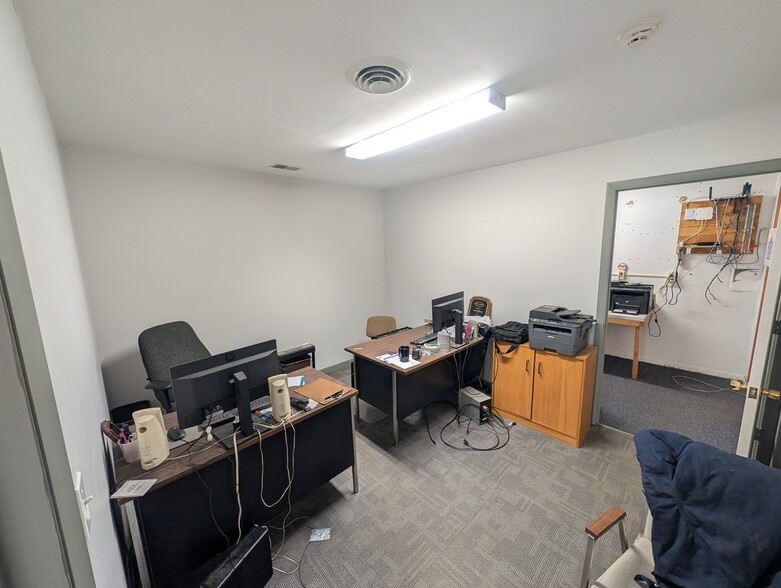 More Photos Of 2075 Glenn St, Lansing Warehouse For Sale