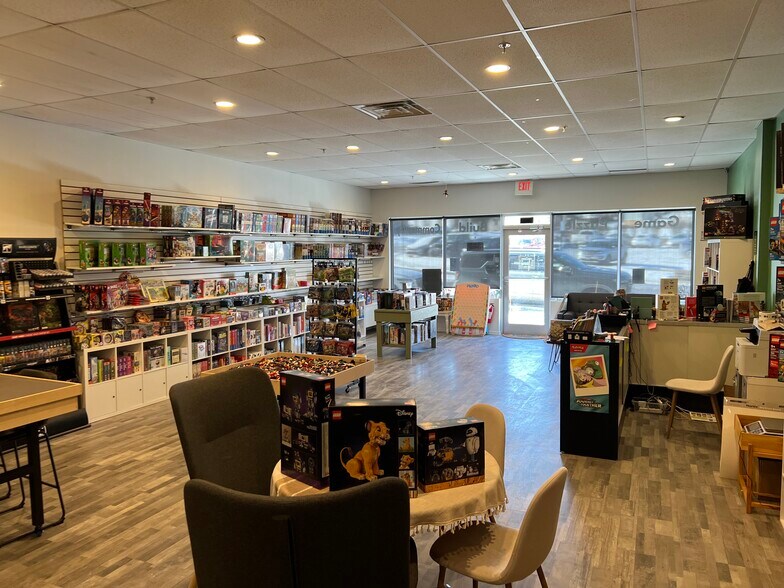 More Photos Of 1118 N Green St, McHenry Apartments For Lease