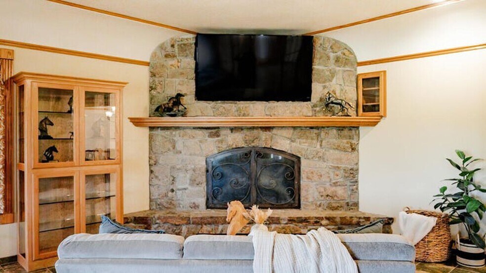 More Photos Of 352 MO-245, Dadeville Horse Stables For Sale