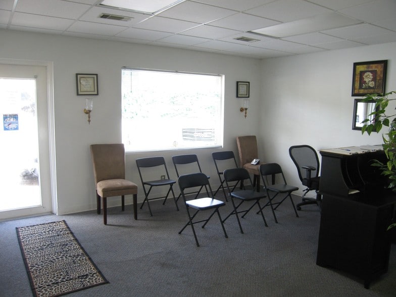 More Photos Of 2750-2774 Poplar St, Montgomery Light Distribution For Lease