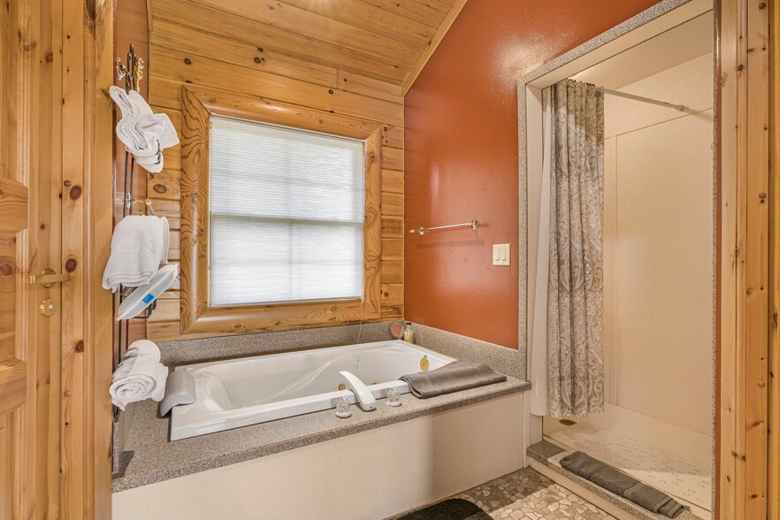 More Photos Of 1665 Whisper Ridge Rd, Ashton Hotel For Sale