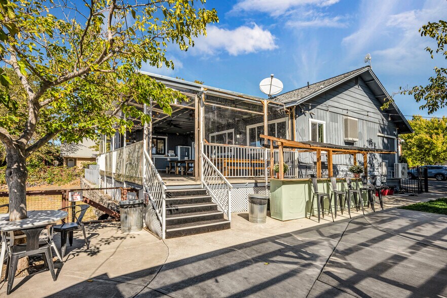 More Photos Of 14625 Lakeshore Dr, Clearlake Restaurant For Sale