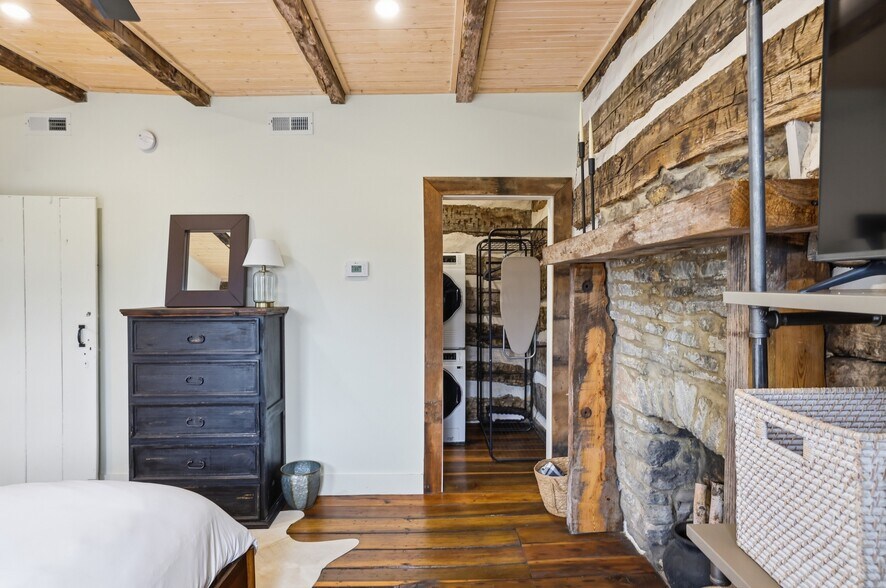 More Photos Of 202 E Walnut St, Danville Specialty For Sale