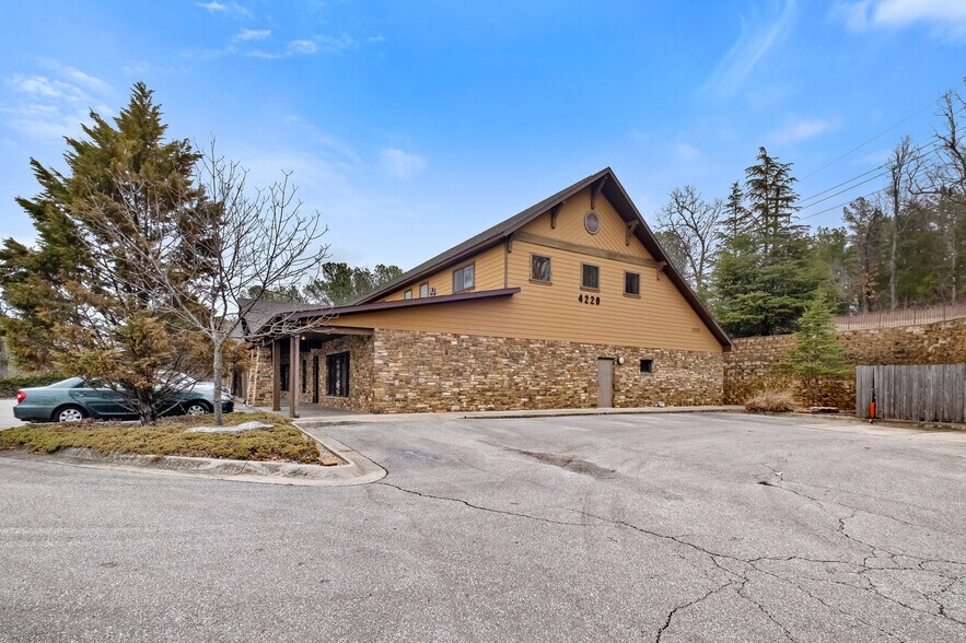 More Photos Of 4220 N Crossover Rd, Fayetteville Medical For Lease