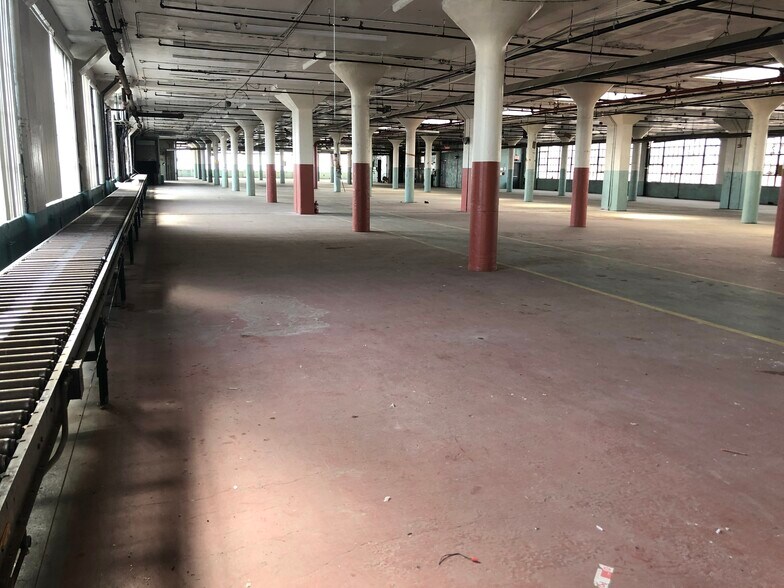 More Photos Of 53-06 Grand Ave, Maspeth Warehouse For Lease