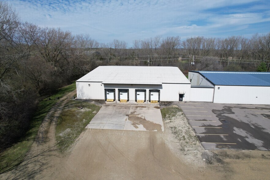 More Photos Of 1121-1125 Larsen Rd, Fort Atkinson Warehouse For Lease