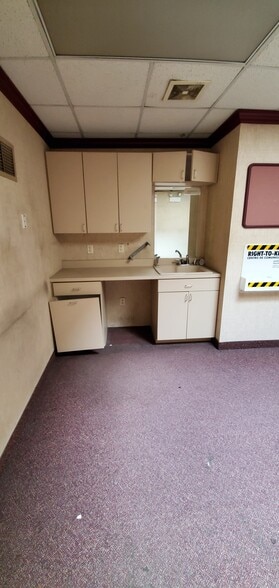 More Photos Of 5830 N Northwest Hwy, Chicago Auto Repair For Sale