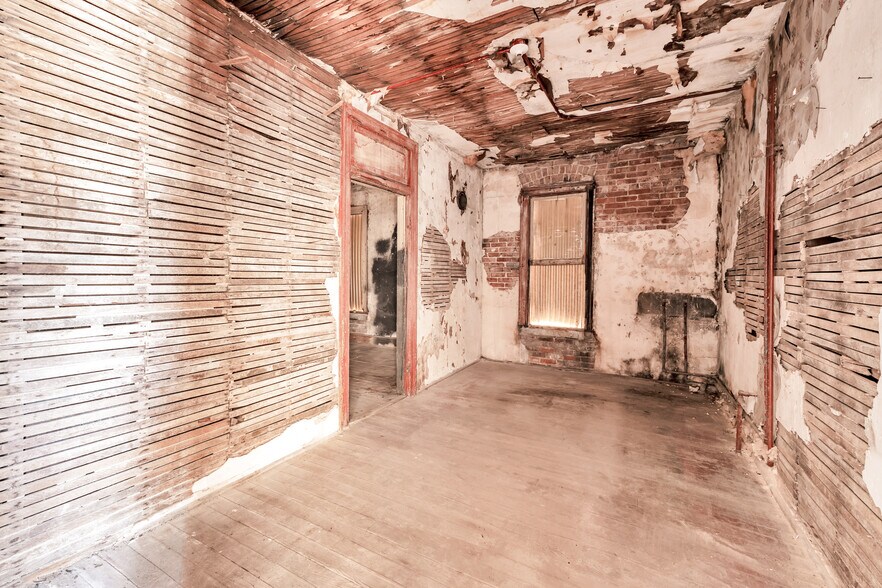 More Photos Of 504 W Commercial St, Springfield Storefront Retail Office For Sale