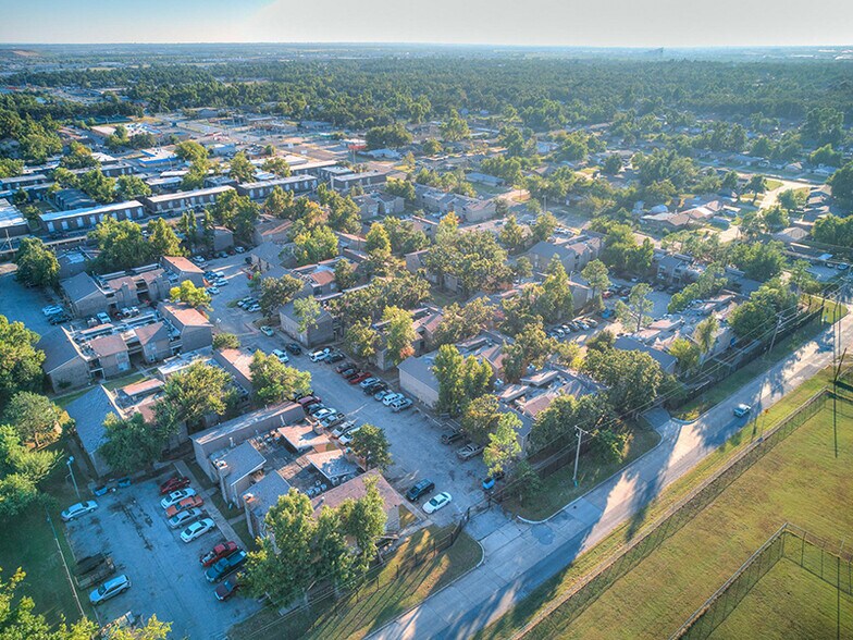 More Photos Of 1900 N Rockwell Ave, Bethany Apartments For Sale