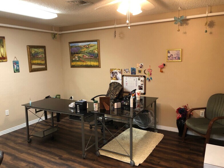 More Photos Of 12155 Metro Pky, Fort Myers Showroom For Lease