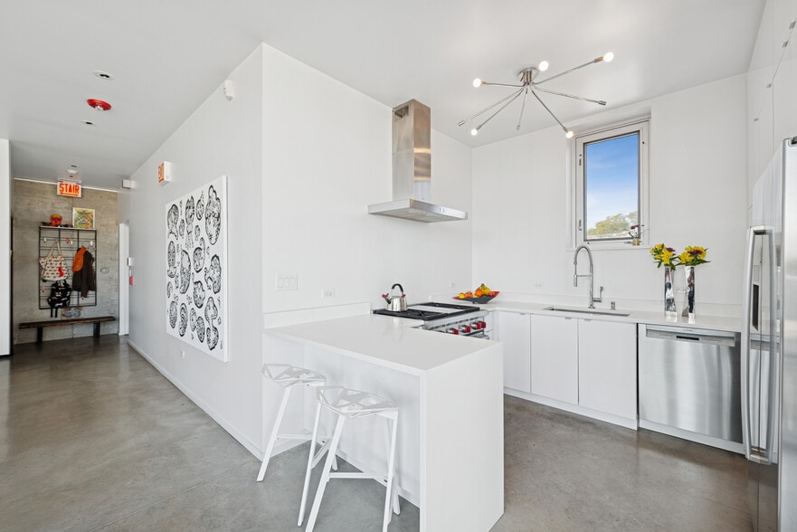 More Photos Of 2058 W Grand Ave, Chicago Loft Creative Space For Sale