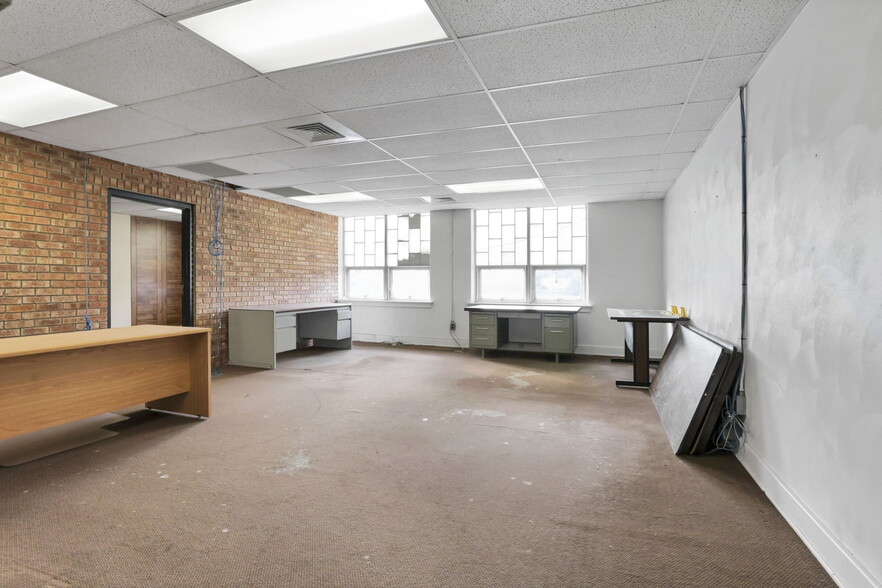 More Photos Of 300 E Auburn Ave, Springfield Office For Sale