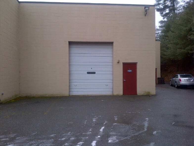 More Photos Of 6 Ledgerock Way, Acton Service For Lease