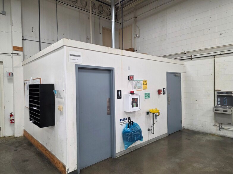 More Photos Of 300 Airport Rd, Ames Warehouse For Sale