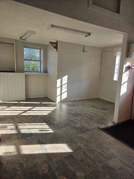 More Photos Of 75 Manitoba St, Bracebridge General Retail For Sale