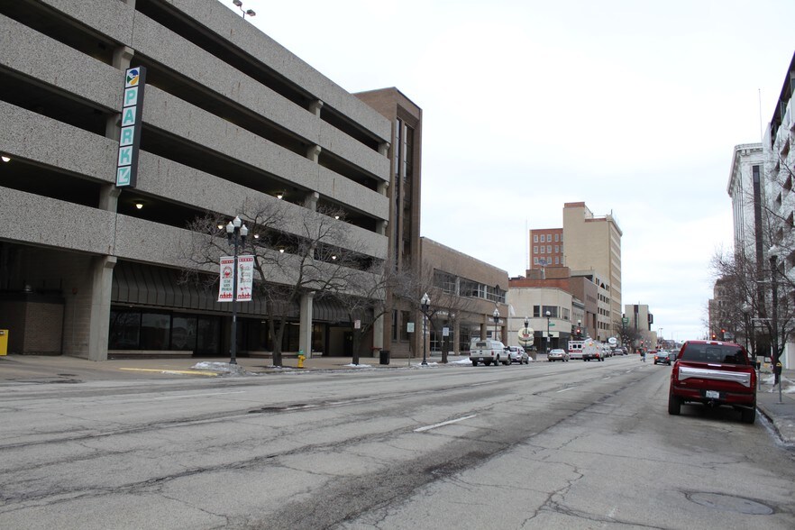 More Photos Of 207 SW Adams St, Peoria Office For Sale