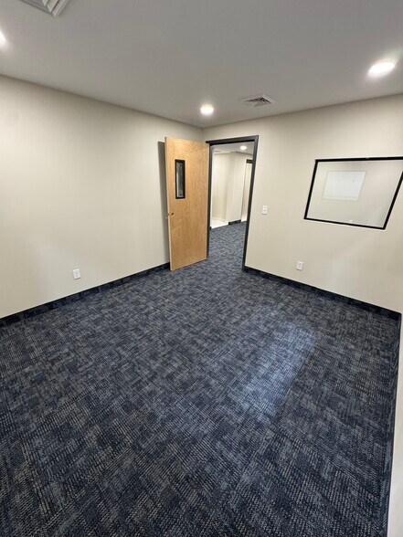 More Photos Of 629-631 Minnesota Dr, Troy Warehouse For Lease
