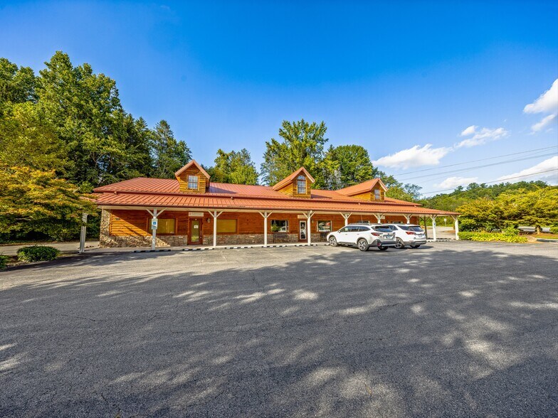 More Photos Of 271 Old Barn Rd, Hendersonville Medical For Sale